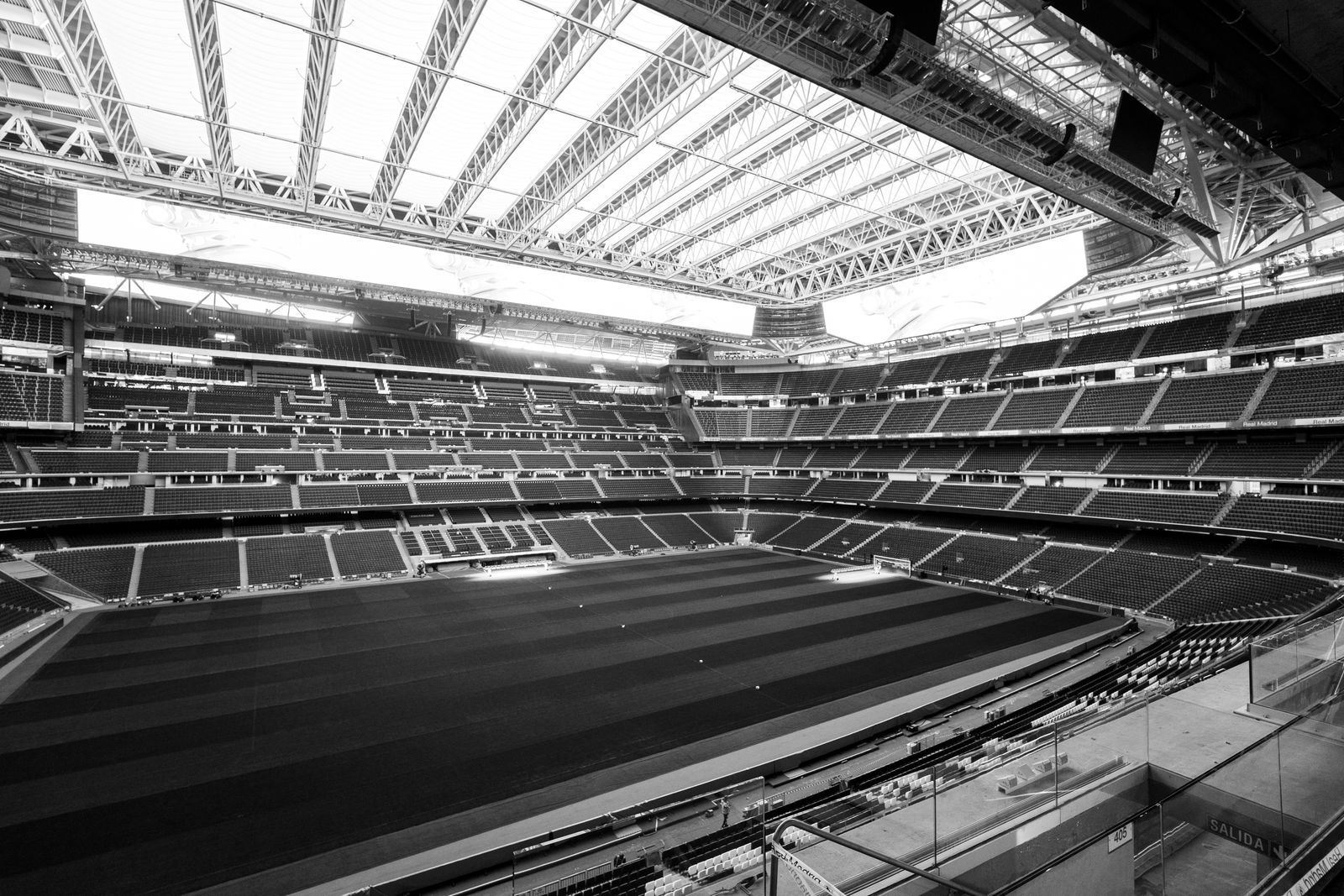 Cubierta retráctil y gradas del Santiago Bernabéu en blanco y negro