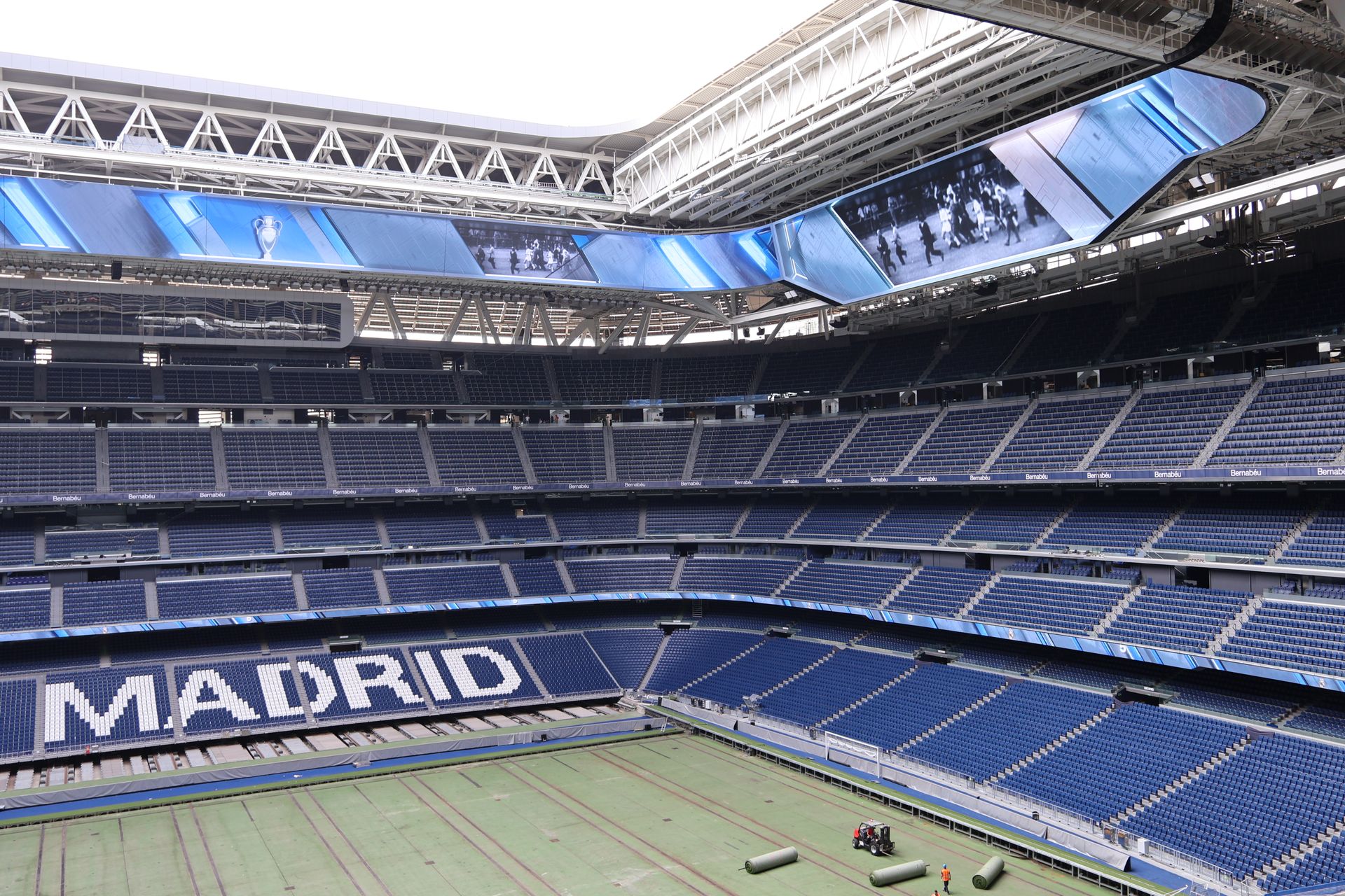 Gradas y cubierta del Santiago Bernabéu vistas desde el interior del estadio