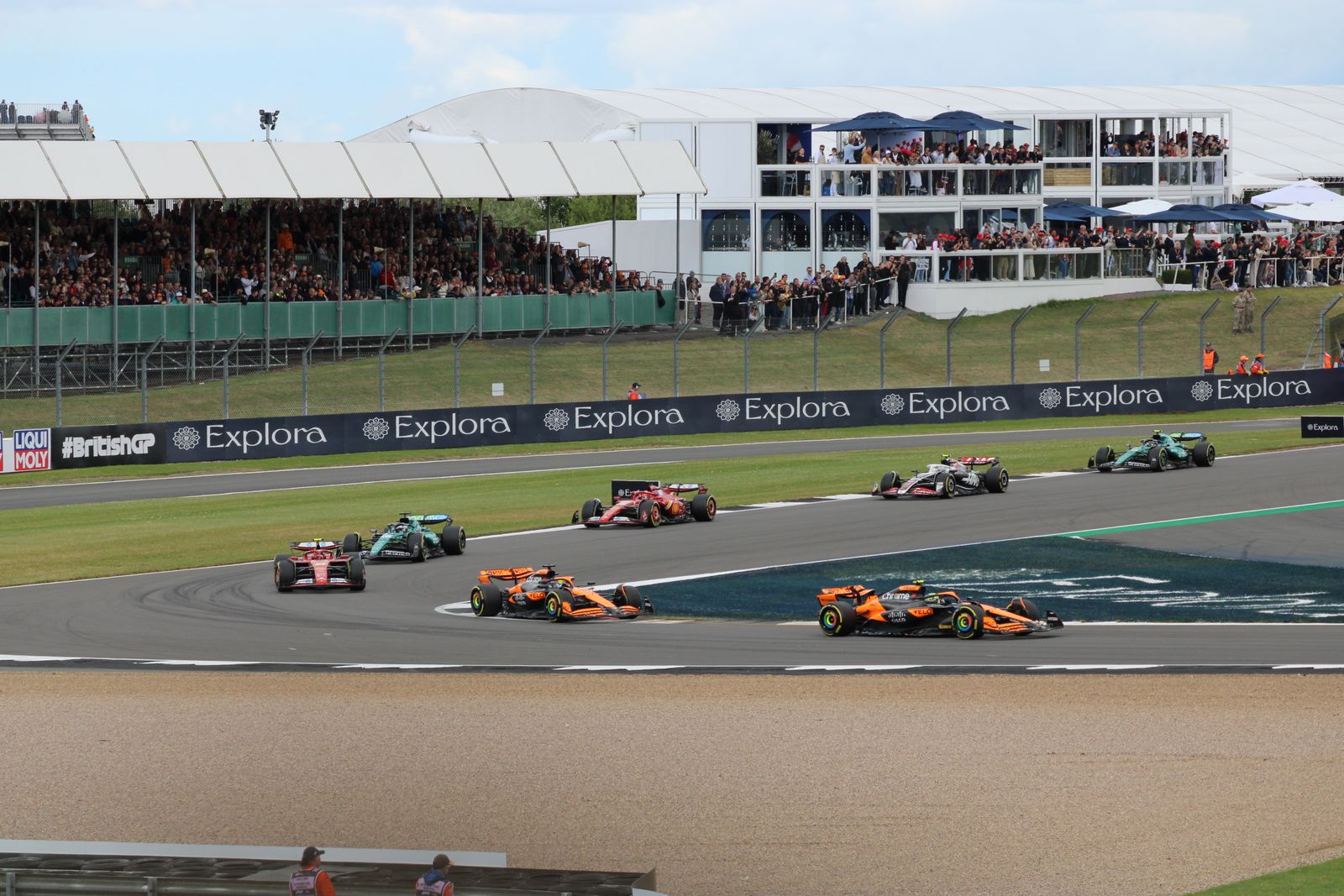 Gradas llenas de público en un Gran Premio de Fórmula 1 (circuito de Silverstone)
