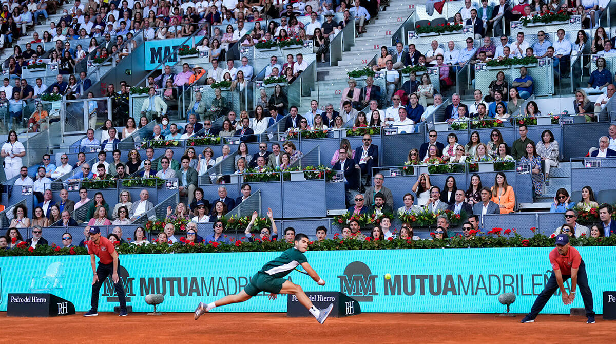Palco VIP con mesa y butacas orientadas a la pista de tenis