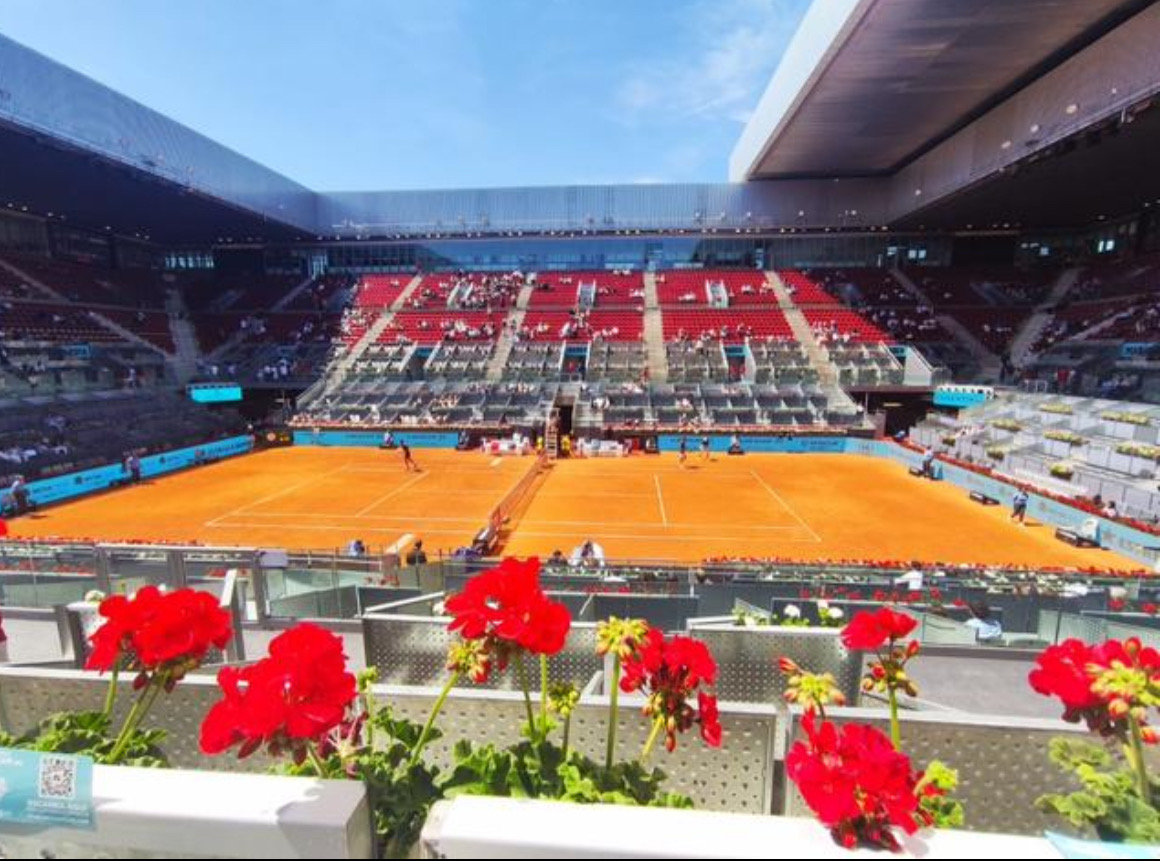 Palco VIP en un gran evento deportivo, vista privilegiada a la pista