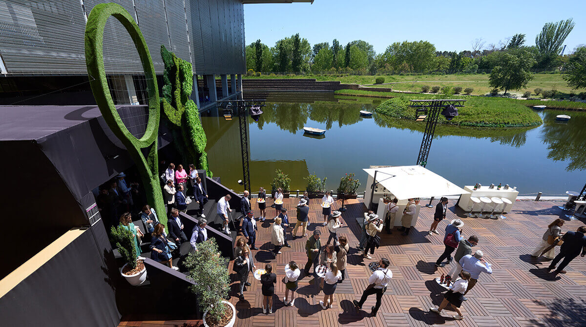 Terraza y zona de networking del Club VIP del Mutua Madrid Open junto al lago de la Caja Mágica